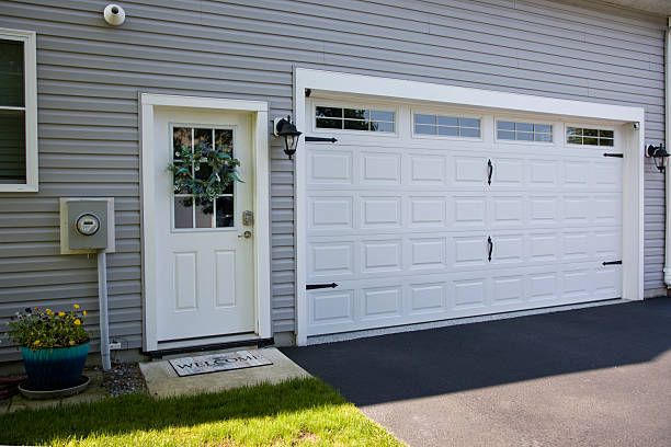24/7 Emergency Garage Door Panel Replacement experts in Ionia County County, MI